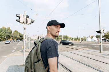 Leipzig bir sokakta genç adam.