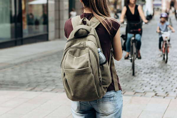 Туристка с рюкзаком или студентка на улице
.