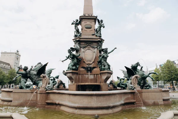 Fonte com nome Mendebrunnen em Leipzig, na Alemanha — Fotografia de Stock