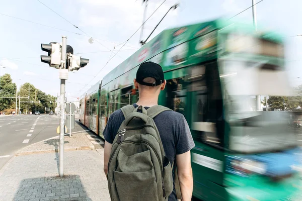 Jeune homme dans une rue à Leipzig . — Photo