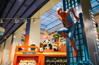 Bir insan ölçekli rakam bir oyuncak dükkanı Hamley'ler örümcek adam karakterinin