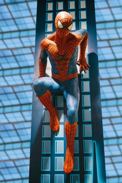 Una figura de tamaño humano del personaje Spiderman en una tienda de juguetes Hamleys —  Fotos de Stock