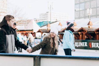 Alexanderplatz de Berlin üzerinde açık bir buz pateni pisti insanlar binmek