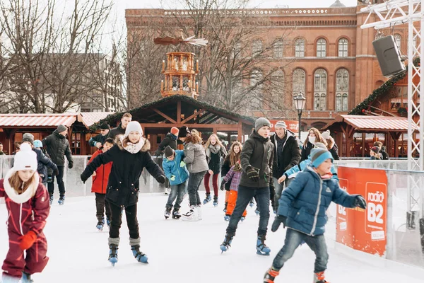 Emberek lovagolni egy nyitott korcsolyapálya a Alexanderplatz, Berlin — Stock Fotó