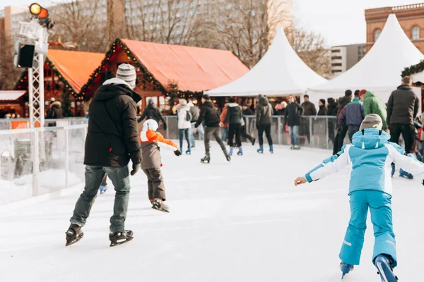 Menschen fahren auf offener Eisbahn am alexanderplatz in berlin — Stockfoto