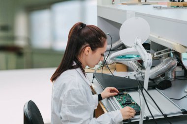 Güzel kadın bilgisayar uzman profesyonel teknisyen tahta bilgisayar bir fabrikada bir laboratuvarda incelenmesi.