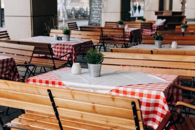 Kışın boş sokak café Berlin'de.