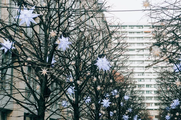 Calle de Berlín decorada durante las vacaciones de Navidad . — Foto de Stock