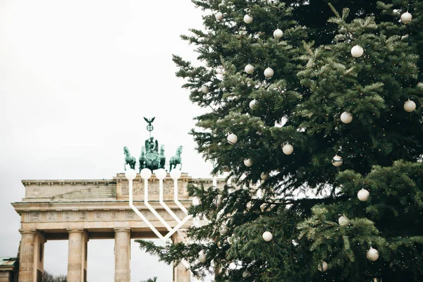 Julgran i Berlin i Tyskland på torget bredvid Brandenburger. — Stockfoto