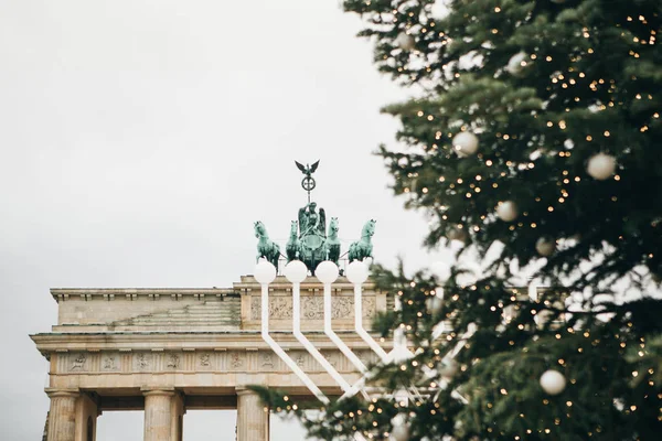 Julgran i Berlin i Tyskland på torget bredvid Brandenburger. — Stockfoto