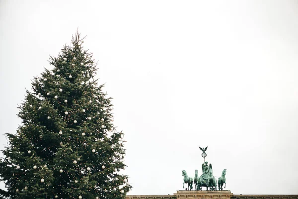 독일에서 베를린 브란덴부르크 게이트 옆 광장에 크리스마스 트리. — 스톡 사진