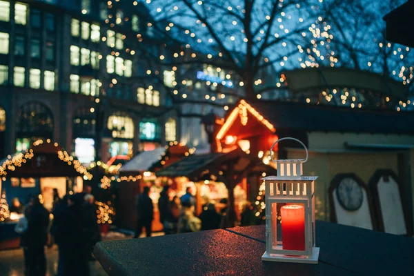 Mercado de Natal em Berlim à noite . Fotos De Bancos De Imagens
