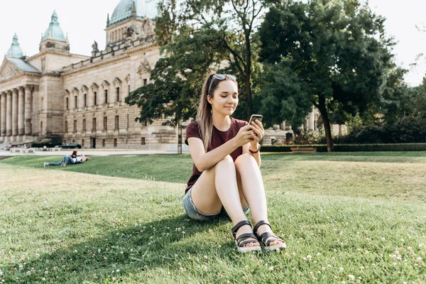 Egy lány használ egy mozgatható telefon — Stock Fotó