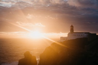 Deniz feneri ve kayalıklarla Portekiz Cape St. Vincent, gün batımında görünümü.