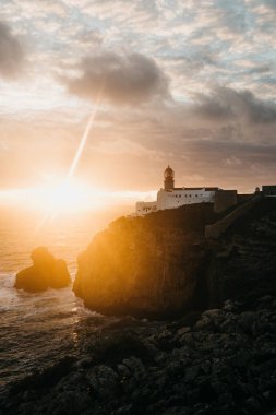 Deniz feneri ve kayalıklarla Portekiz Cape St. Vincent, gün batımında görünümü.