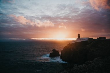 Deniz feneri ve kayalıklarla Portekiz Cape St. Vincent, gün batımında görünümü.