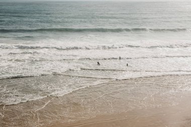 İnsanlar sörf. Aktif ve aşırı spor. Sörf.