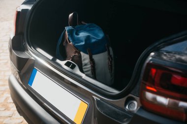 Bir arabanın bagajında sırt çantası. Yolculuk için hazırlık. Turizm ya da araba ile seyahat kavramı