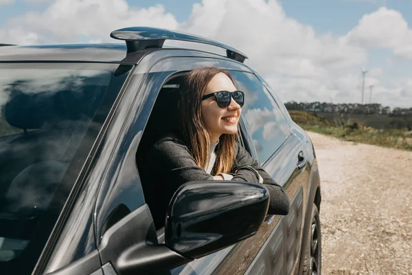 Conductor de mujer o niña joven dentro del coche . — Foto de Stock