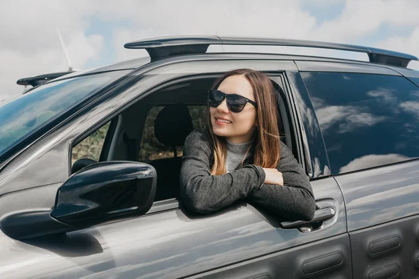 Conductor de mujer o niña joven dentro del coche . — Foto de Stock