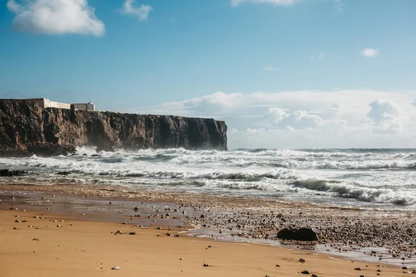 Gyönyörű kilátás nyílik az Atlanti-óceánra és a távolban az erőd Sagres, Portugália — Stock Fotó