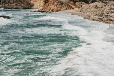 Portekiz kıyısında kapalı Atlantik Okyanusu güzel görünümü.