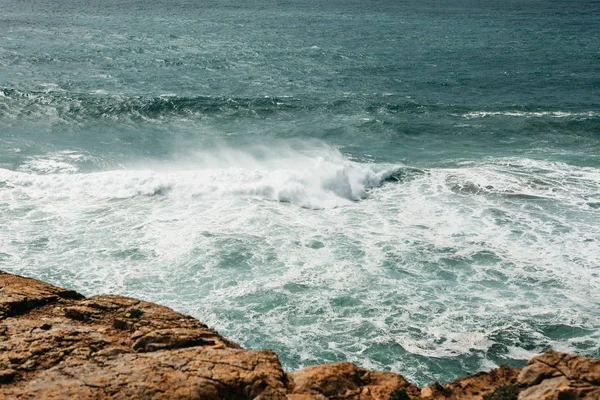 Portekiz kıyısında kapalı Atlantik Okyanusu güzel görünümü. — Stok fotoğraf