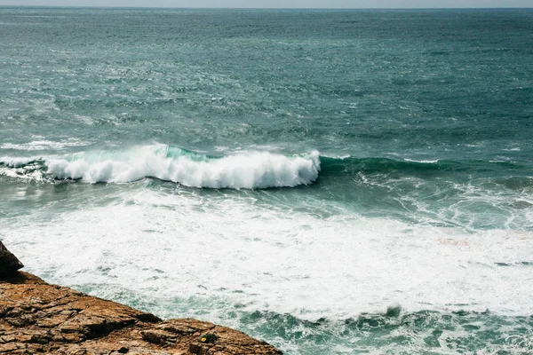 Portekiz kıyısında kapalı Atlantik Okyanusu güzel görünümü. — Stok fotoğraf