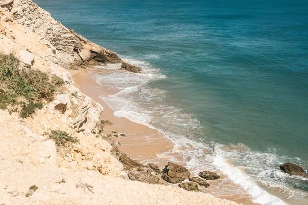 Bella vista sull'Oceano Atlantico al largo della costa del Portogallo . — Foto Stock