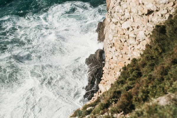 Prachtig uitzicht op de Atlantische Oceaan bij de kust van Portugal. — Stockfoto
