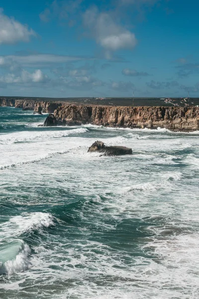 Piękny Widok Ocean Atlantycki Nadmorskie Klify Wybrzeża Portugalii Słoneczny Dzień — Zdjęcie stockowe