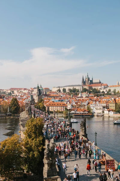 Mooie luchtfoto van Karelsbrug in Praag in de Tsjechische Republiek. — Stockfoto