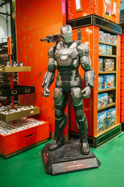 Человеческая фигура персонажа Железного человека в магазине игрушек "Хэмли" — стоковое фото