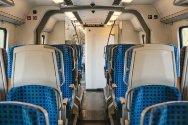 Boş tren iç. Koridor ve bir sürü koltuk.
