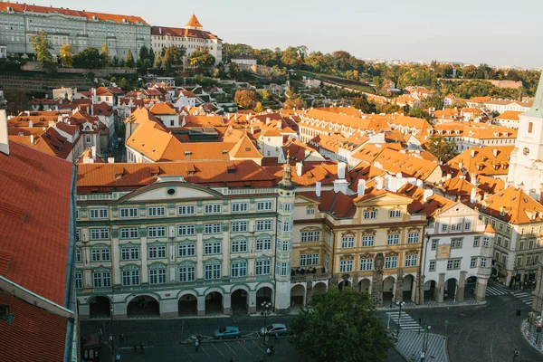 Hermosa vista del paisaje urbano de Praga en la República Checa . — Foto de Stock