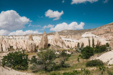 Hills Kapadokya'nın güzel manzarasına. Bir Türkiye manzaraları. Turizm, seyahat, doğa.