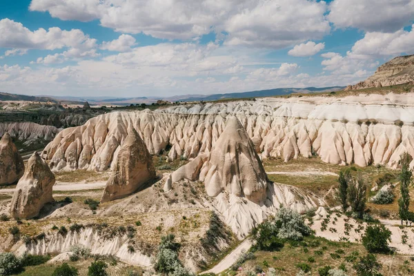 Hermosa vista de las colinas de Capadocia. Uno de los lugares de interés de Turquía. Turismo, viajes, hermosos paisajes, naturaleza . — Foto de Stock