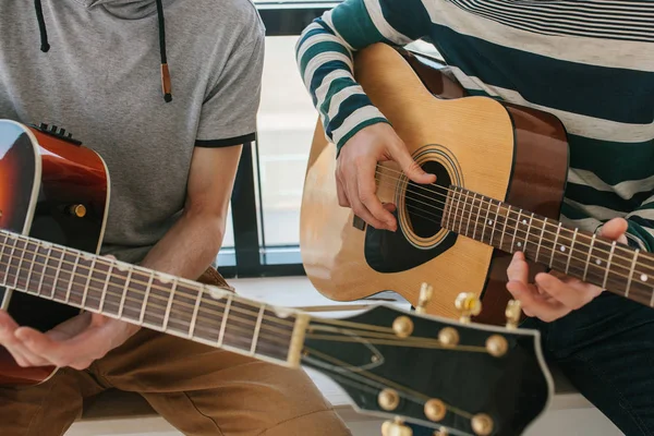 Gitar çalmayı öğrenme. Müzik eğitimi ve ders dışı dersler. Hobiler ve gitar ve şarkı oynamak için coşku. — Stok fotoğraf