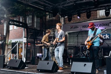 Festival olay sırasında sokak rock konseri.