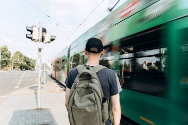 Leipzig bir sokakta genç adam.