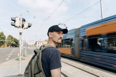 Leipzig bir sokakta genç adam.