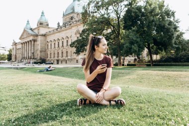 Bir kız bir cep telefonu kullanır