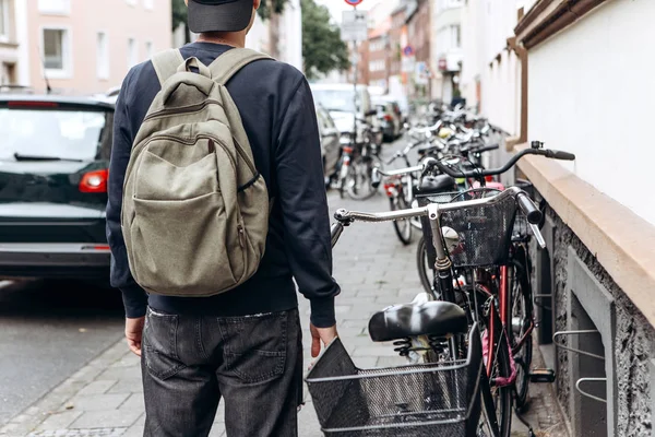 Touriste avec un sac à dos est à la recherche d'un hébergement en ligne réservé dans une ville inconnue . — Photo