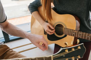 Gitar çalmayı öğreniyorum..