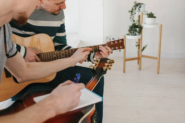 Aprender a tocar guitarra. — Fotografia de Stock