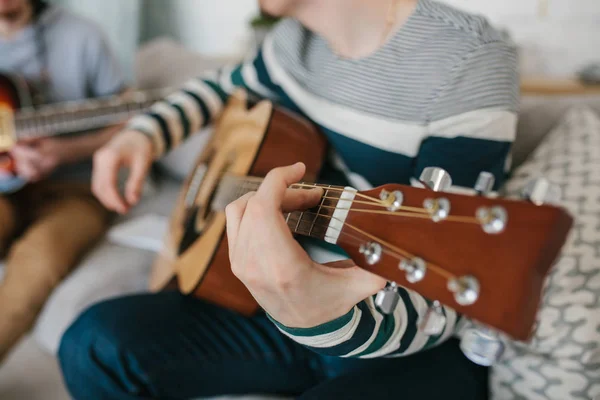 Aprender a tocar guitarra. — Fotografia de Stock