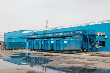 Atık işleme tesisi, atık depolama konteynerler.