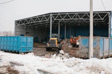 Özel makina veya Paletler-Düzleme paleti işe çekme için atık bertaraf tesisinde atık boşaltma Makinası.