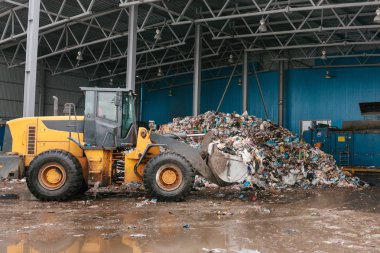 Özel makina veya Paletler-Düzleme paleti işe çekme için atık bertaraf tesisinde atık boşaltma Makinası.