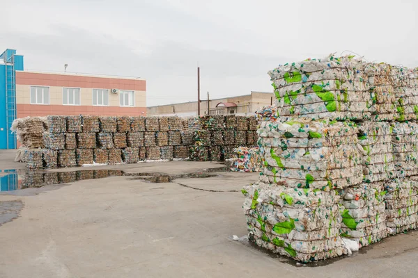 A hulladék feldolgozó üzem a szétválogatott hulladék tárolása. — Stock Fotó